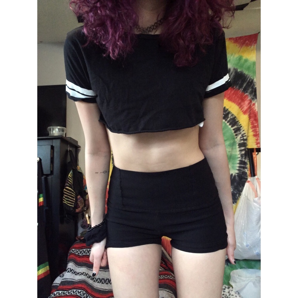 Black short sleeve crop top t-shirt